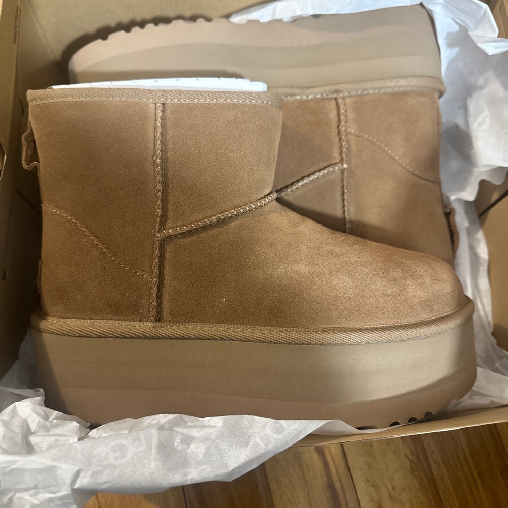 Platform mini uggs Chestnut US 7 brand new with box. Never worn! Retail at $170.